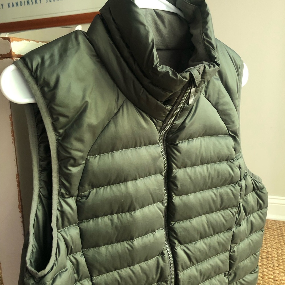 Lululemon White Down Puffer Vest. Olive Green. Size 10